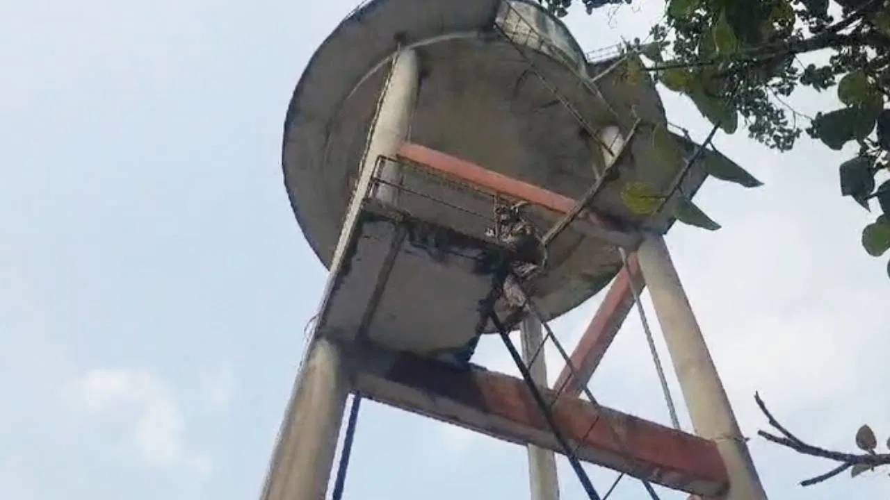 UP : సామూహిక అత్యాచారం.. న్యాయం కోసం ట్యాంక్ ఎక్కి అక్కడే నిద్రపోయిన బాధితురాలు