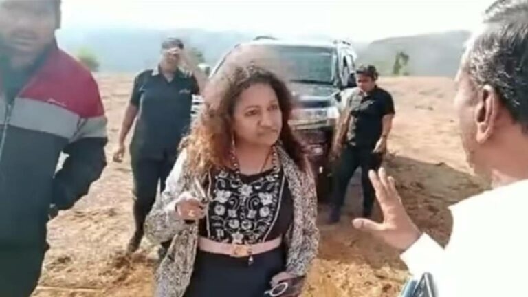 Puja Khedkar : రైతును తుపాకీతో బెదిరించిన ఐఏఎస్ పూజా ఖేద్కర్ తల్లి.. పోలీసులకు భయపడి పరార్