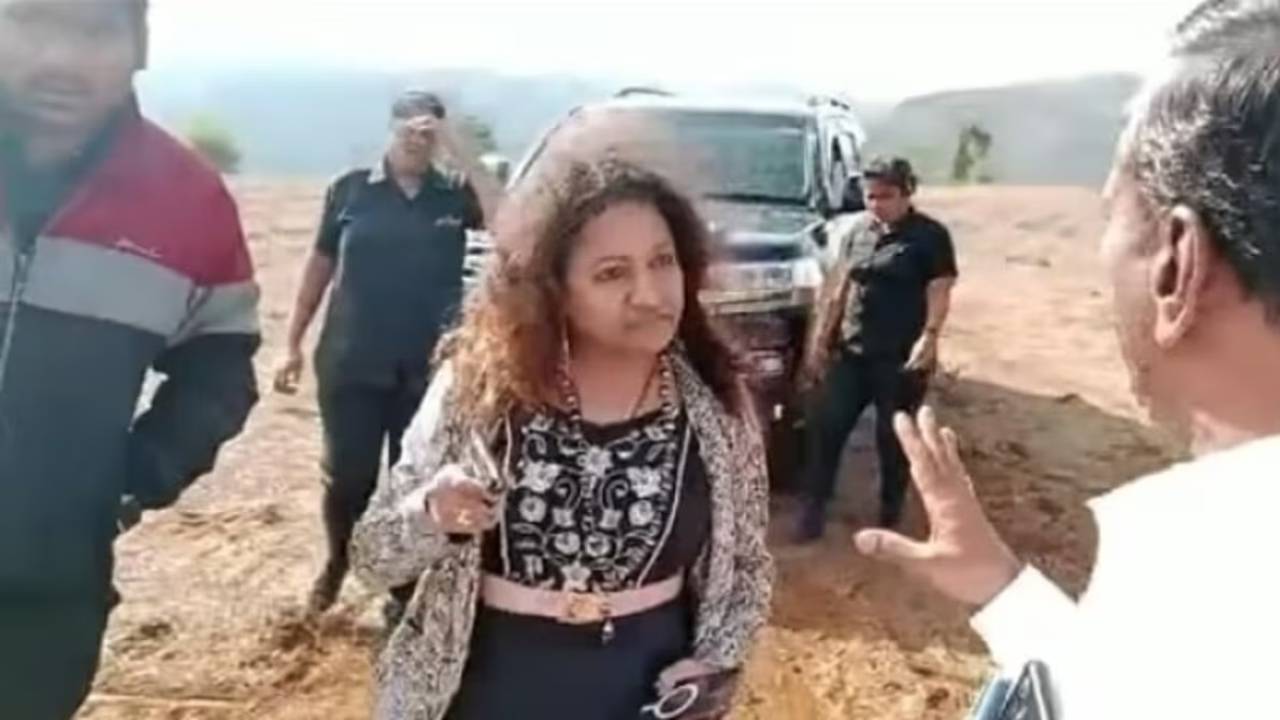 Puja Khedkar : రైతును తుపాకీతో బెదిరించిన ఐఏఎస్ పూజా ఖేద్కర్ తల్లి.. పోలీసులకు భయపడి పరార్