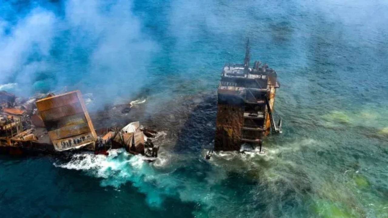 Oil Tanker Capsized : ఒమన్ తీరంలో ఆయిల్ ట్యాంకర్ బోల్తా..13 మంది భారతీయులు గల్లంతు