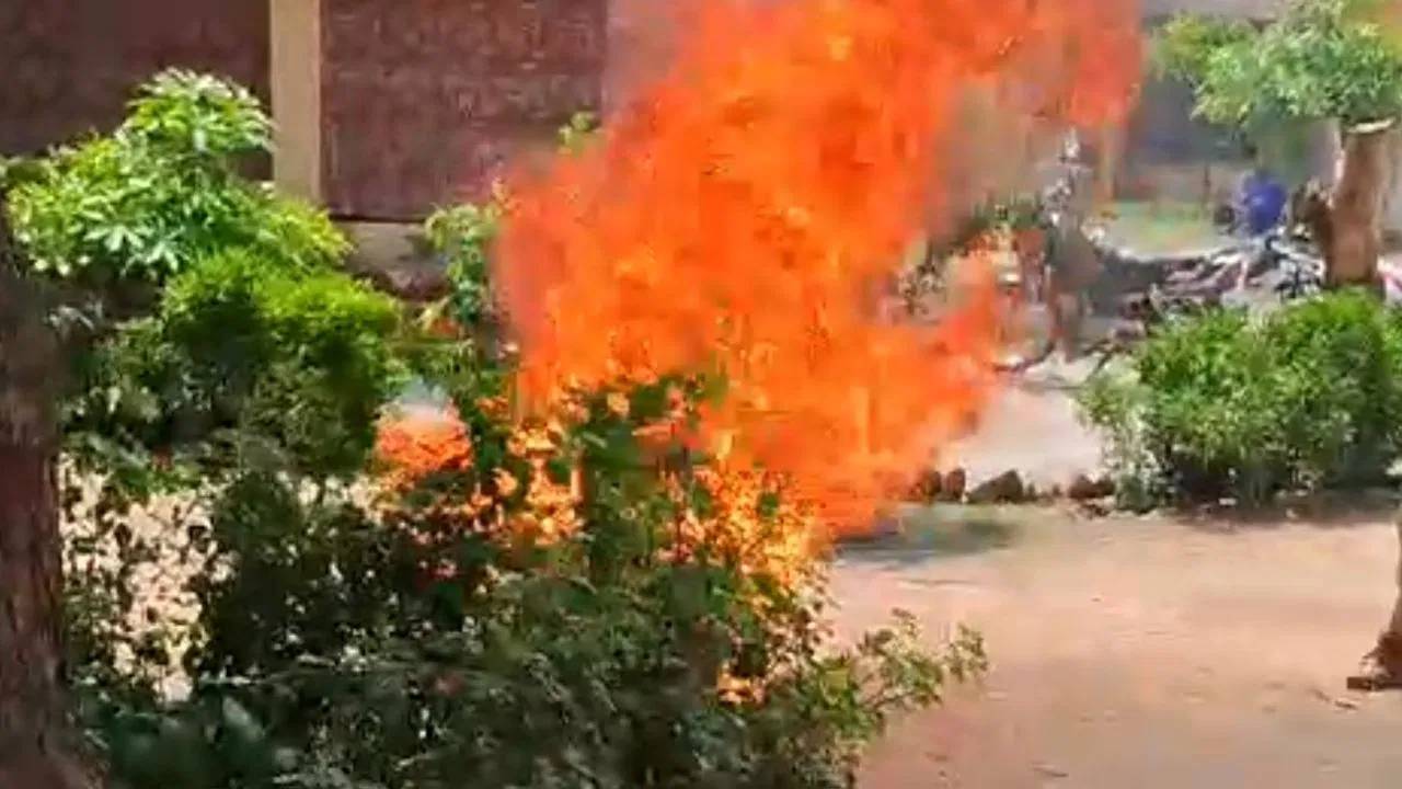 Uttarpradesh :  ఆస్తి వివాదం.. పోలీస్ స్టేషన్లోనే తల్లికి నిప్పు పెట్టిన కొడుకు