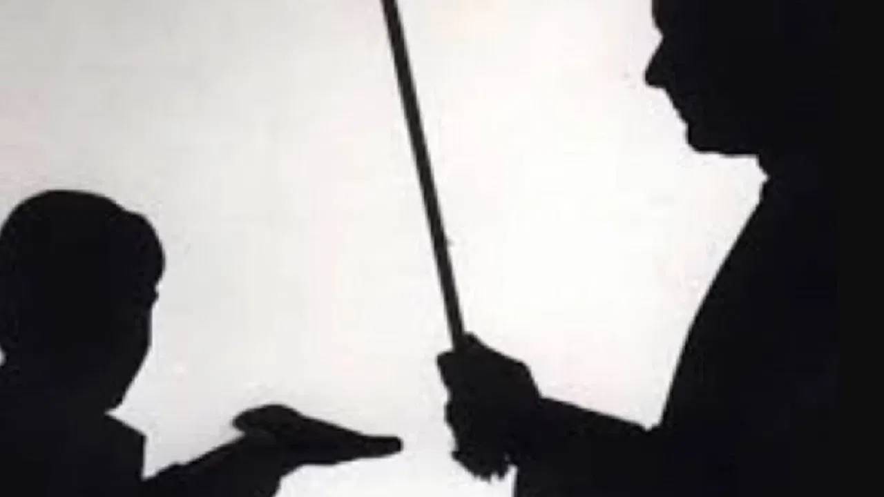 Uttarpradesh : దారుణంగా కొట్టిన స్టూడెంట్.. ఐసీయూలో చేరిన టీచర్