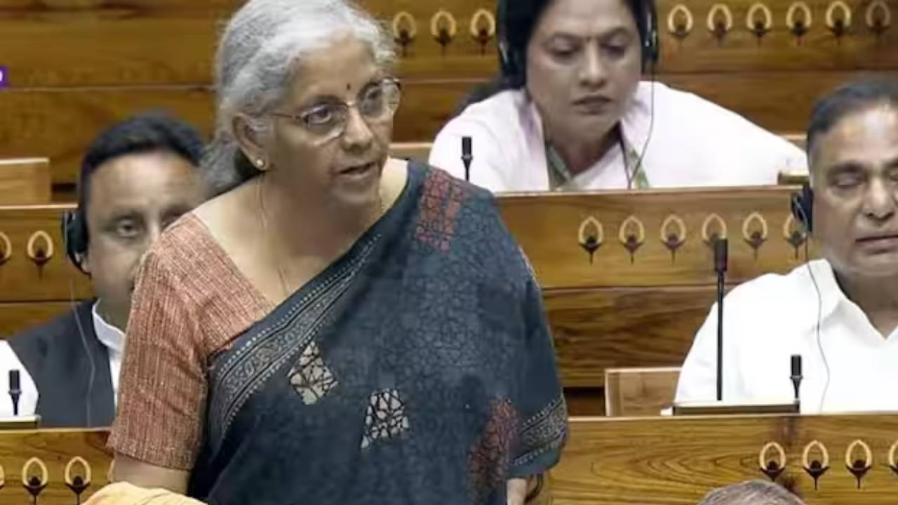 Economic Survey 2024: లోక్ సభలో ఆర్థిక సర్వేను ప్రవేశ పెట్టిన ఆర్థికమంత్రి నిర్మలా సీతారామన్