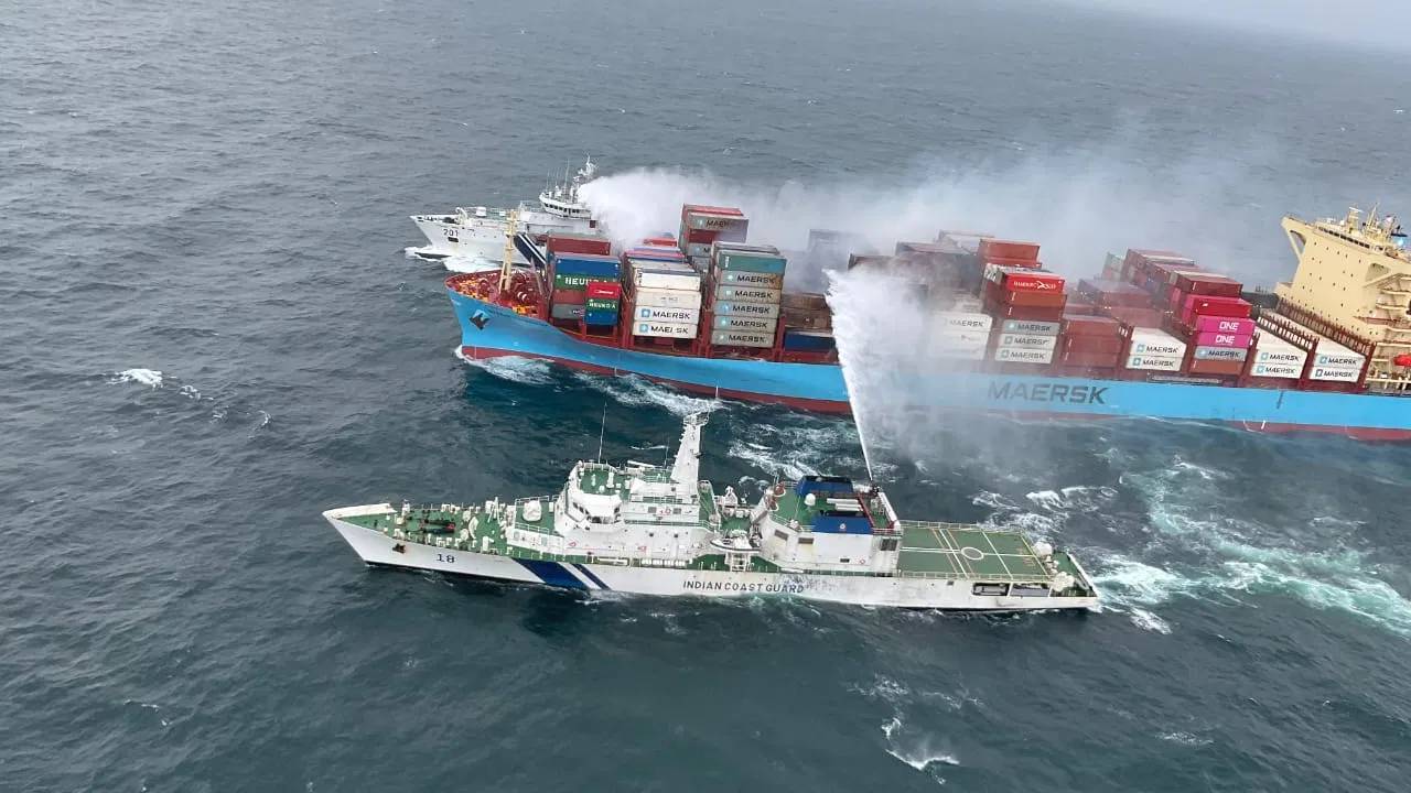 MV Maersk Frankfurt Ship Fire: కార్గో షిప్‌లో మంటలు.. హెలికాప్టర్ల సాయంతో ఆరో రోజు కొనసాగుతున్న ఆపరేషన్