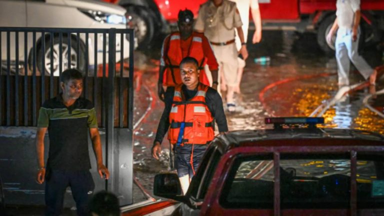 Delhi : 10నిమిషాల్లో నీళ్లతో నిండిన బేస్‌మెంట్ రెండున్నర గంటల వరకు అందని సాయం