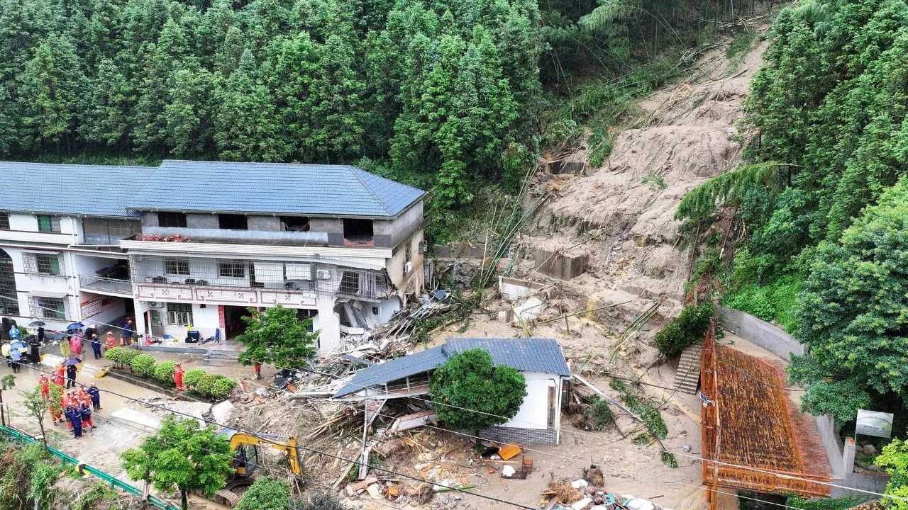 China Floods : చైనాలో భారీ వర్షాలు.. 15 మంది మృతి, ఆరుగురికి గాయాలు