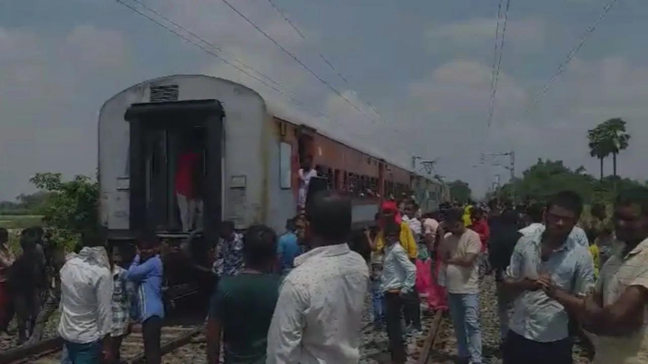 Train Accident : బీహార్ లో ఘోర రైలు ప్రమాదం.. రెండు భాగాలుగా విడిపోయిన రైలు
