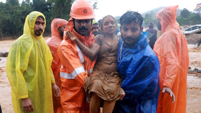 Kerala Landslides : నోటిలో బురద.. నడుము వరకు శిథిలాలు.. సాయం కోసం జనాల ఆర్తనాదాలు