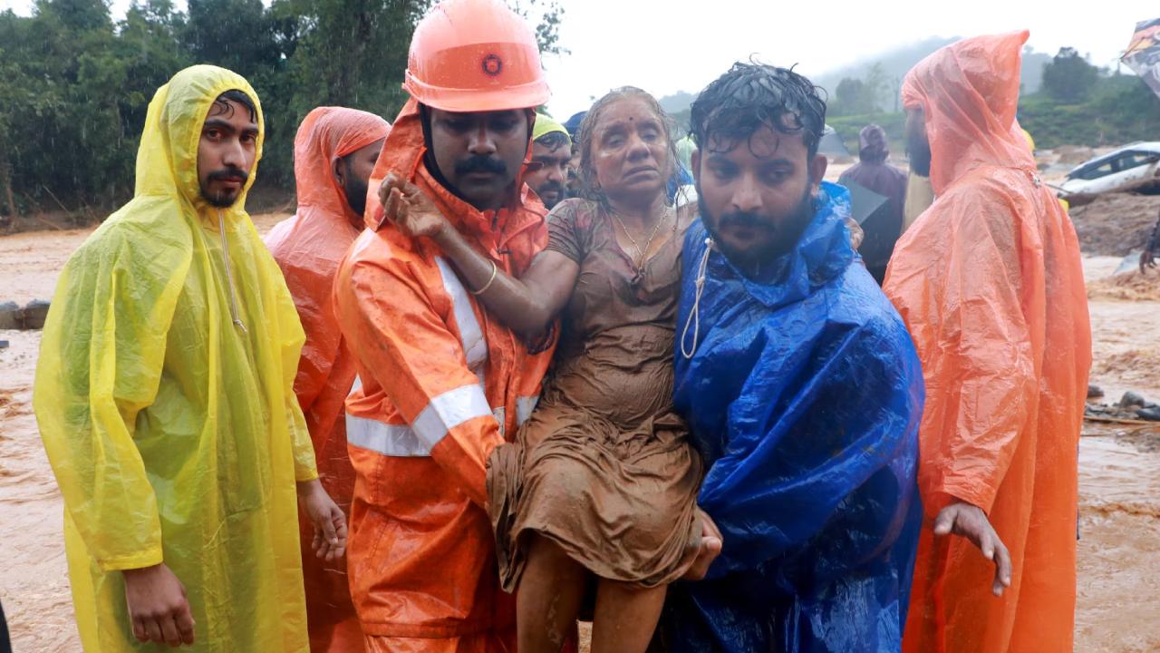 Kerala Landslides : నోటిలో బురద.. నడుము వరకు శిథిలాలు.. సాయం కోసం జనాల ఆర్తనాదాలు