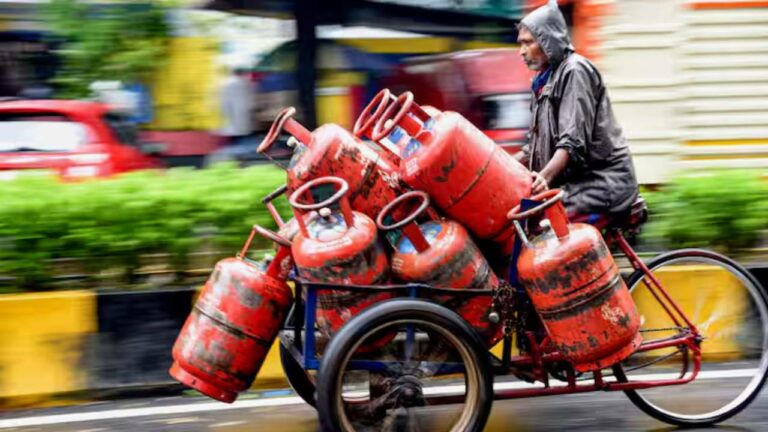 LPG Price Reduced : వినియోగదారులకు గుడ్ న్యూస్.. భారీగా తగ్గిన సిలిండర్ ధరలు