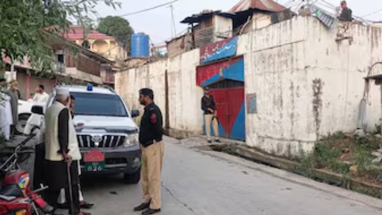 Kashmir : పీఓకే జైలు నుంచి 20 మంది ఖైదీలు పరార్.. పోలీసుల కాల్పుల్లో ఒకరు మృతి