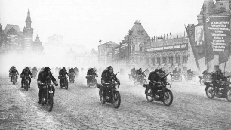 Russia Ukraine War : యుద్ధట్యాంకులు లేవు.. రాకెట్లు కాదు.. ఇప్పుడు ఉక్రెయిన్‌తో యుద్ధం చేస్తున్న రష్యన్ బైకర్స్