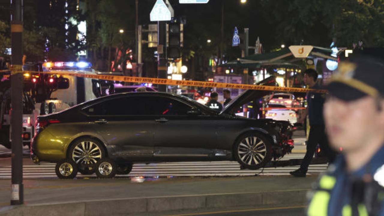 Road Accident :  ట్రాఫిక్ సిగ్నల్ వద్ద పాదచారులను ఢీకొట్టిన కారు.. తొమ్మిది మంది మృతి