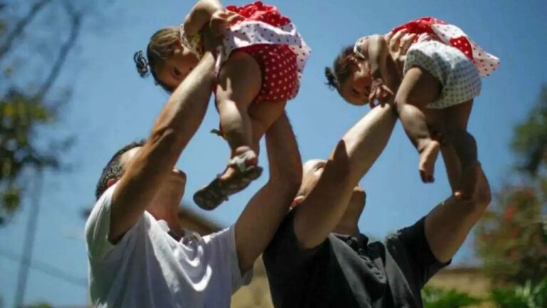 Sweden : స్వీడన్‌లో కొత్త చట్టం.. మనవళ్ల సంరక్షణ చూసే అవ్వాతాతలకు సెలవులు