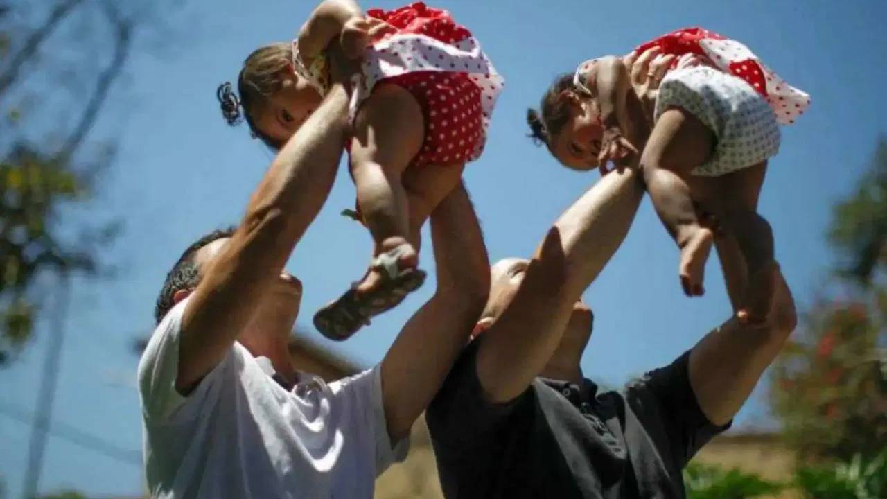 Sweden : స్వీడన్‌లో కొత్త చట్టం.. మనవళ్ల సంరక్షణ చూసే అవ్వాతాతలకు సెలవులు