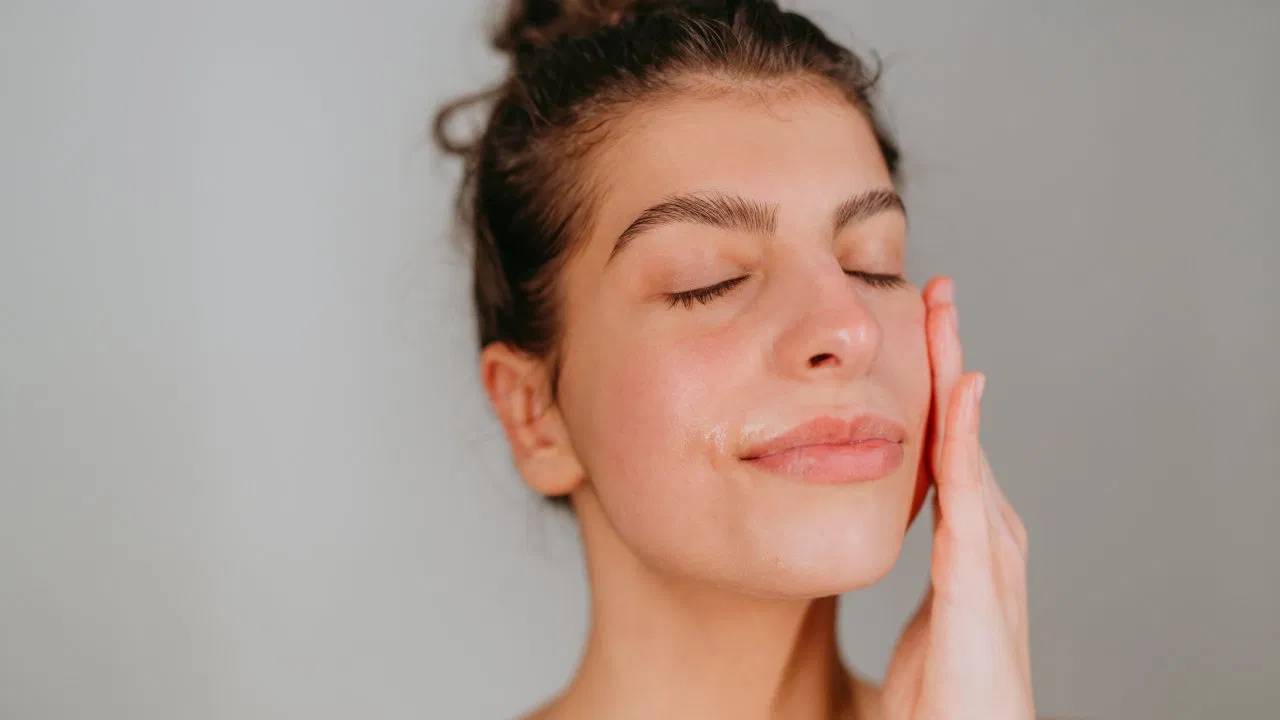 Oily Skin Makeup Tips:  జిడ్డు చర్మం ఉన్న అమ్మాయిలు ఇలా మేకప్ చేసుకుంటే చర్మం మెరుస్తుంది