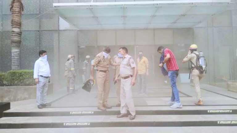 Noida Fire : నోయిడా మాల్ లో భారీ అగ్నిప్రమాదం.. బయటకు పరుగులు తీసిన జనం