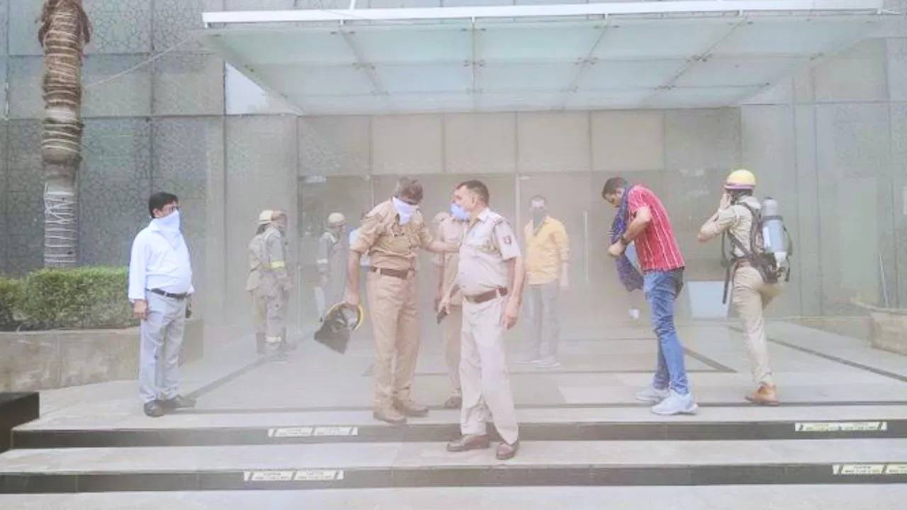 Noida Fire : నోయిడా మాల్ లో భారీ అగ్నిప్రమాదం.. బయటకు పరుగులు తీసిన జనం