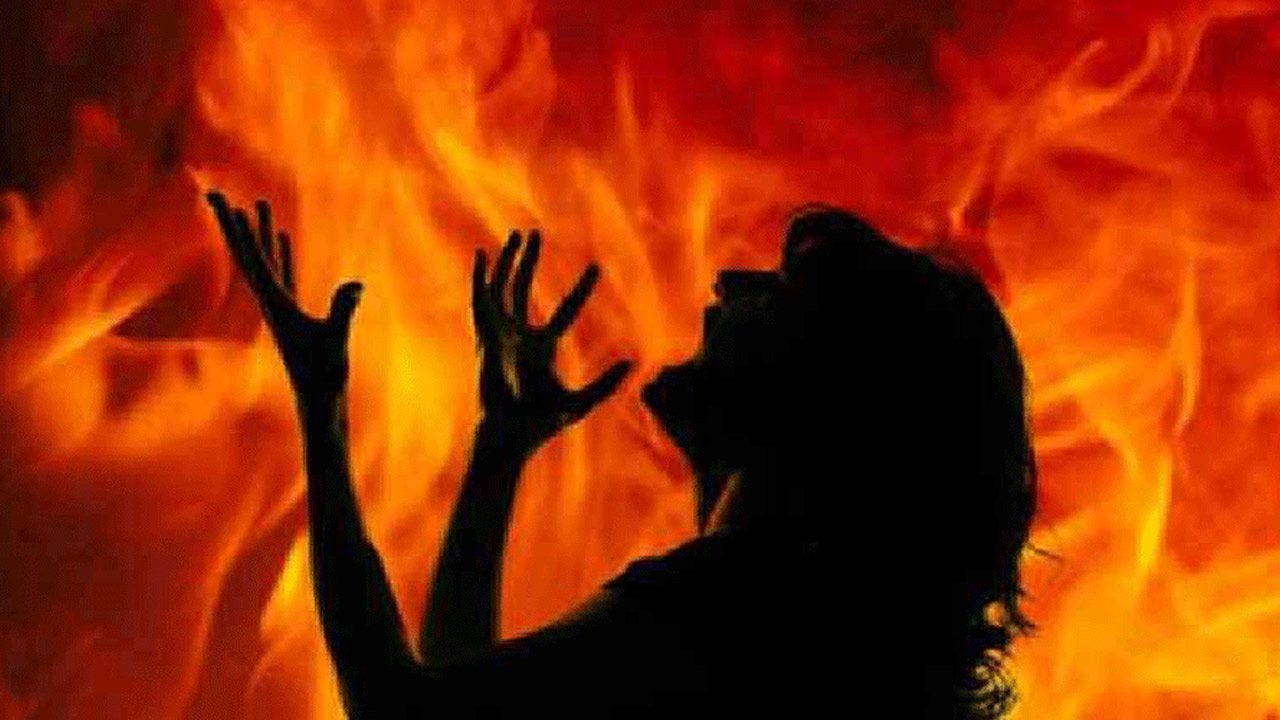 Pakistan: పరువు హత్య.. ప్రేమ వ్యవహారం అనుమానంతో భార్య సజీవదహనం