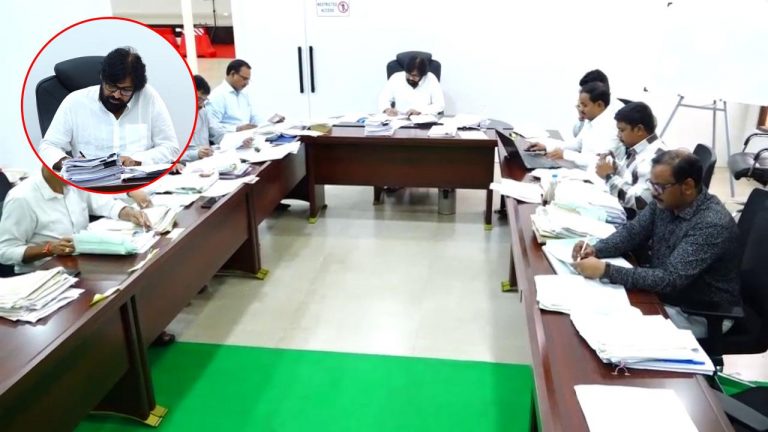 Deputy CM Pawan Kalyan: ప్రజల నుంచి వచ్చిన అర్జీలను స్వయంగా పరిశీలిస్తున్న పవన్‌ కల్యాణ్..