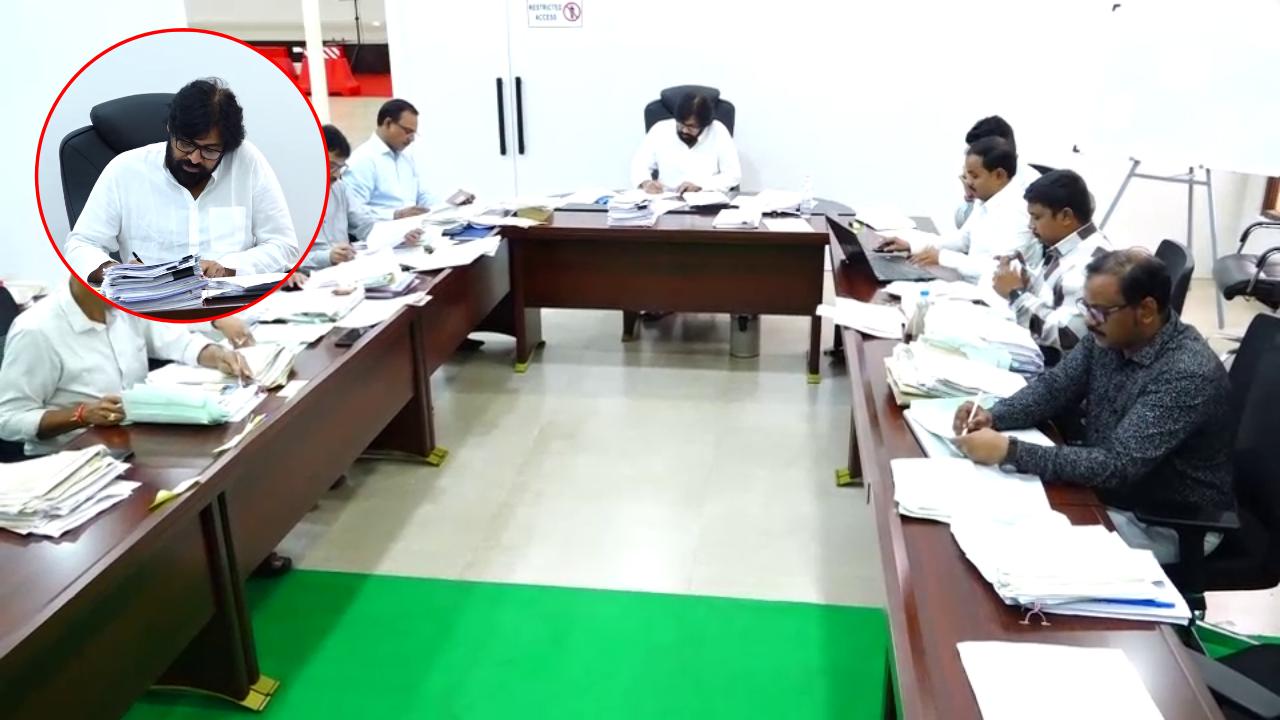 Deputy CM Pawan Kalyan: ప్రజల నుంచి వచ్చిన అర్జీలను స్వయంగా పరిశీలిస్తున్న పవన్‌ కల్యాణ్..