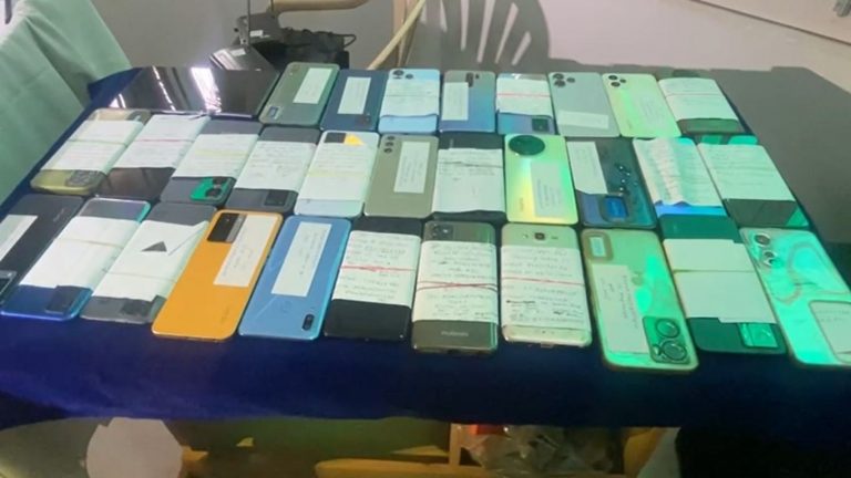 Police Phone Recovery: 21 లక్షల విలువ చేసే 210 ఫోన్స్ స్వాధీనం.. బాధితులకు ఫోన్స్ అందచేత..