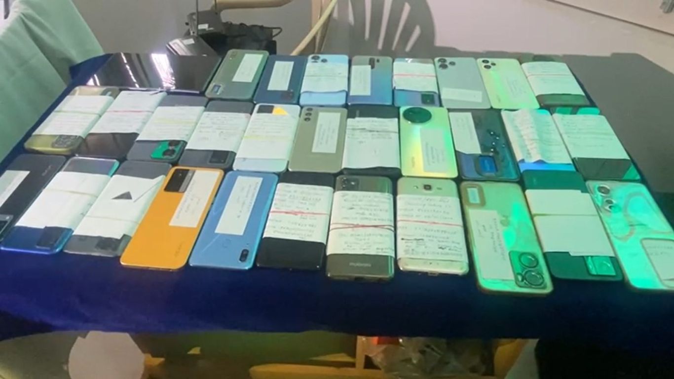 Police Phone Recovery: 21 లక్షల విలువ చేసే 210 ఫోన్స్ స్వాధీనం.. బాధితులకు ఫోన్స్ అందచేత..