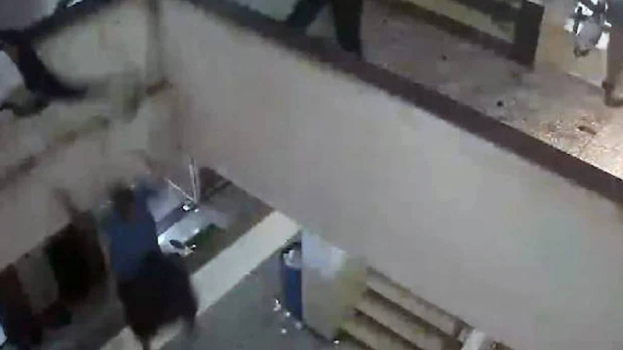 Prank Goes Wrong: ప్రాంక్ ప్రాణాలు తీసింది.. మూడో అంతస్తు నుంచి పడి మహిళ మృతి.. వీడియో వైరల్..