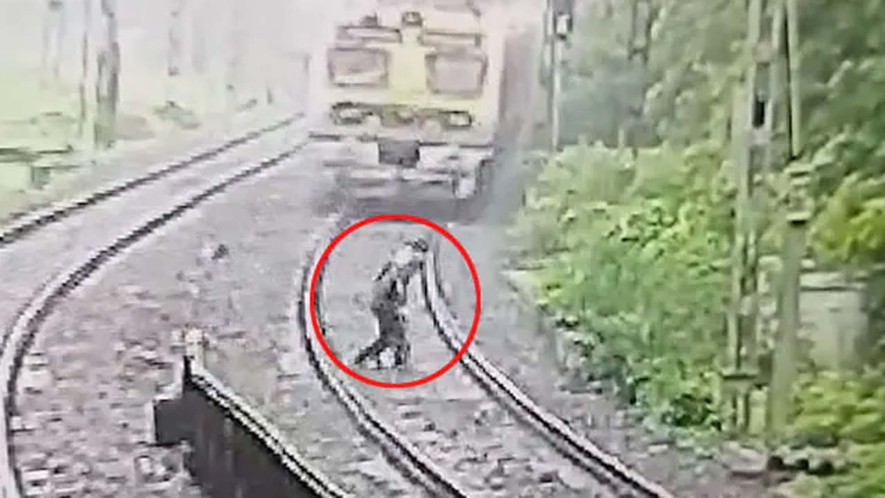 Maharashtra: దారుణం.. రైలు కిందపడి తండ్రీకొడుకు ఆత్మహత్య