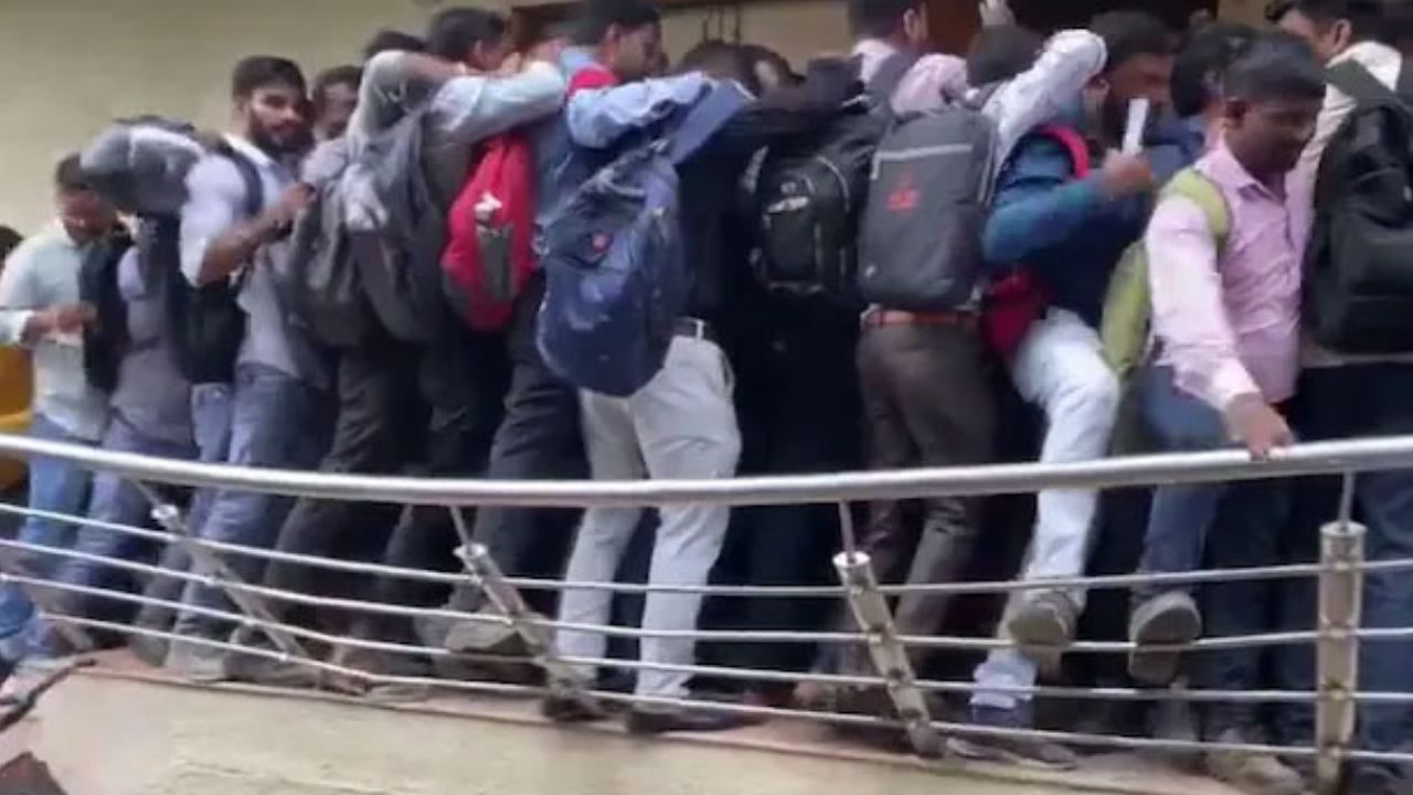 Viral Video: 10 ఉద్యోగాలు.. 1,800 మంది అభ్యర్థులు హాజరు! కుప్పకూలిన రెయిలింగ్‌