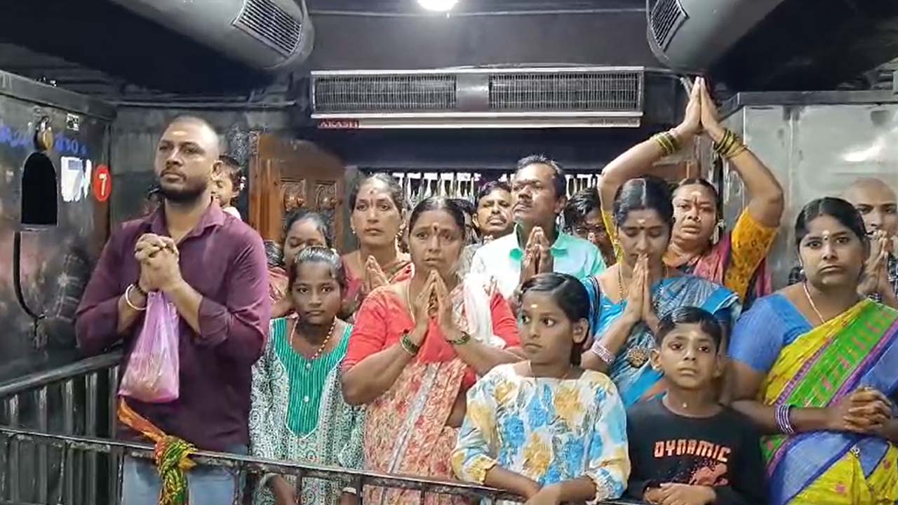 Ekadasi 2024: ఆలయాలకు పోటెత్తిన భక్తులు.. తొలి ఏకాదశి సందర్భంగా సందడి..