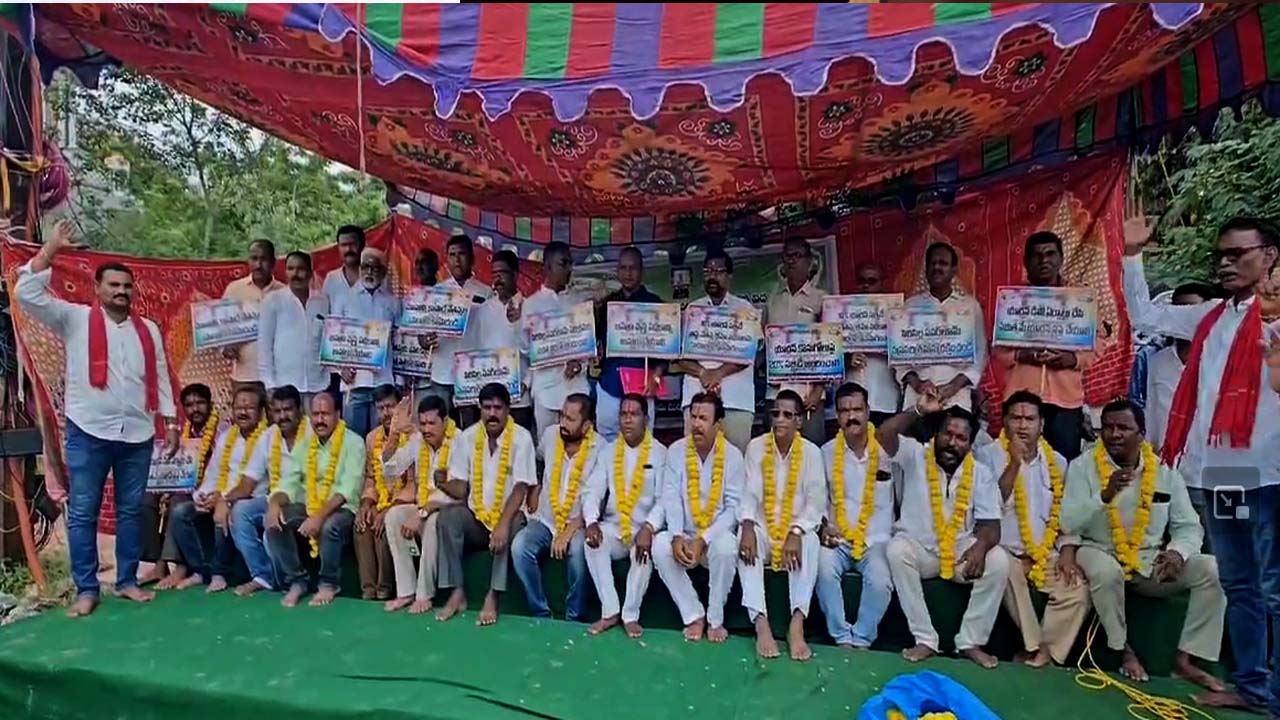 Rajanna Sircilla: వర్కర్ టు ఓనర్ పథకం వెంటనే ప్రారంభించాలి.. నేతన్నలు రిలే నిరాహార దీక్ష..