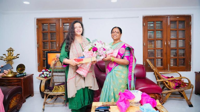 Renu Desai: మంత్రి కొండా సురేఖను కలిసిన ప్రముఖ సినీ నటి రేణు దేశాయ్