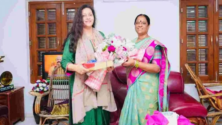 Renu Desai: పవన్ కళ్యాణ్ మాజీ భార్యను ఘనంగా సత్కరించిన తెలంగాణ మంత్రి.. కారణమేంటంటే.?