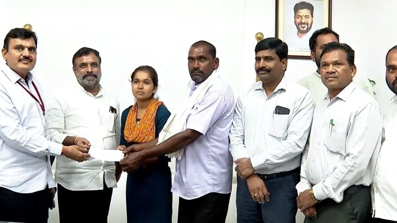 Revanth Reddy: ముఖ్యమంత్రి ఆదేశాలతో గిరిజన అమ్మాయికి ఐఐటీకి వెళ్లేలా ప్రభుత్వం సాయం..