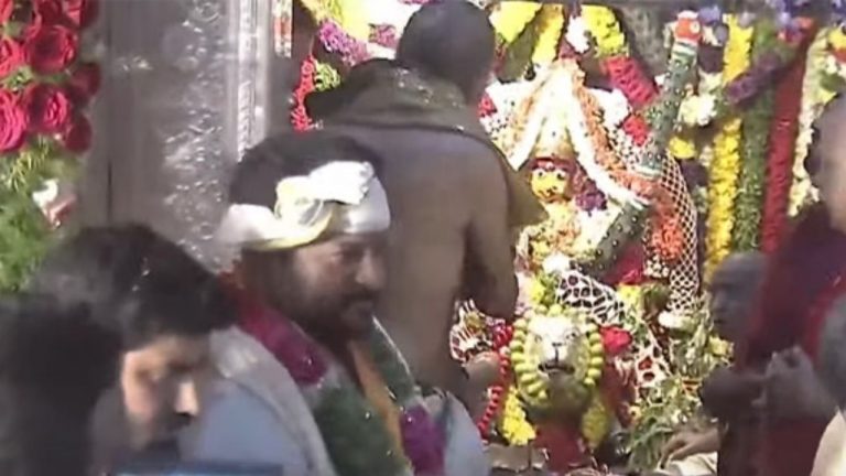 Revanth Reddy: సికింద్రాబాద్‌ మహాకాళి అమ్మవారిని దర్శించుకున్న సీఎం రేవంత్‌!