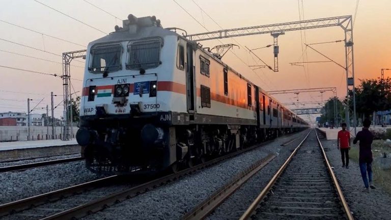 Robbery in Shirdi Train: షిరిడి-సికింద్రాబాద్ ట్రైన్ లో దోపిడీ.. ప్రయాణికులు ఆందోళన..