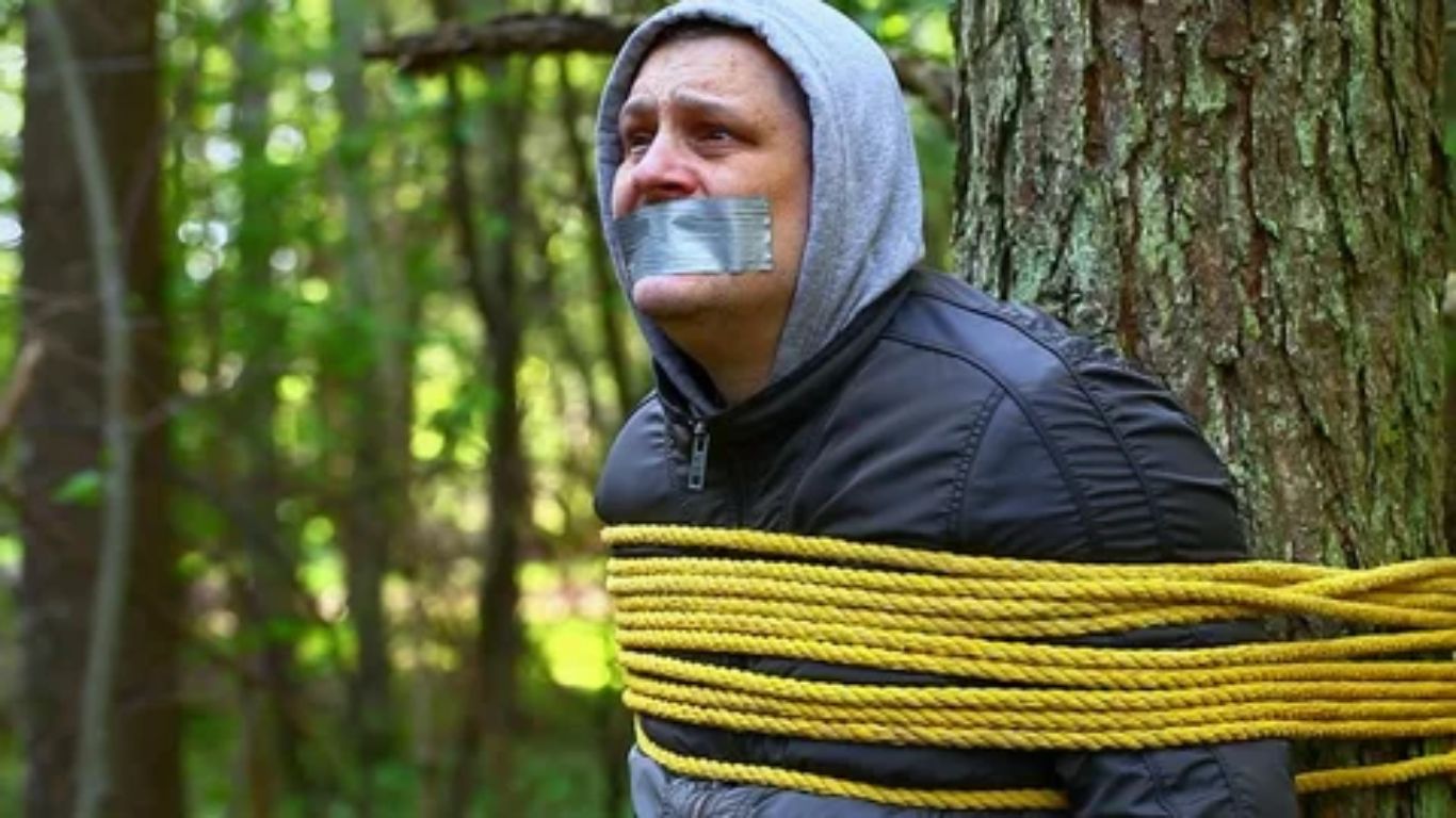 Shamshabad: యువకుడ్ని చెట్టుకు కట్టేసి కొట్టిన గ్రామస్తులు.. చివరకు..