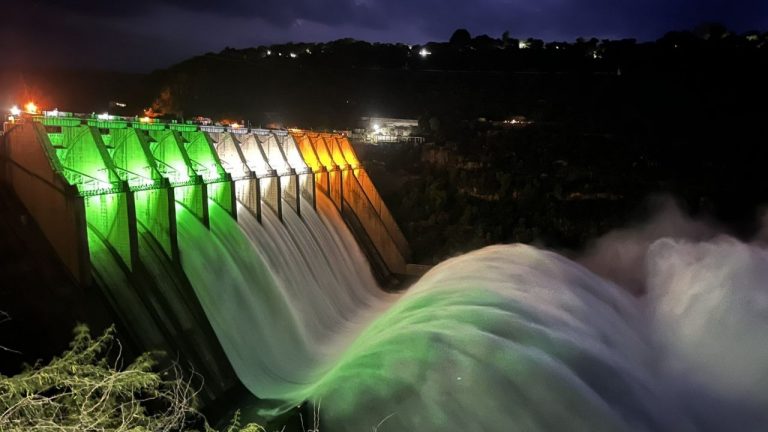 Srisailam Dam: మువ్వన్నెల జెండా రంగుల విద్యుత్ కాంతులతో కళకళలాడుతున్న శ్రీశైలం డామ్!