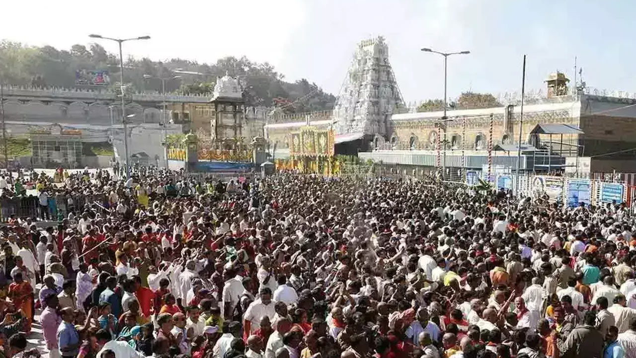 Tirumala Darshanam: తిరుమలలో పెరిగిన భక్తుల రద్దీ.. శ్రీవారి దర్శనానికి 24 గంటల సమయం..