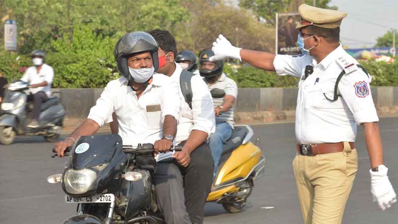 Traffic Challans: హెల్మెట్ లేకుండా బైక్ నడిపినందుకు 11.5 లక్షల చలాన్లు..!