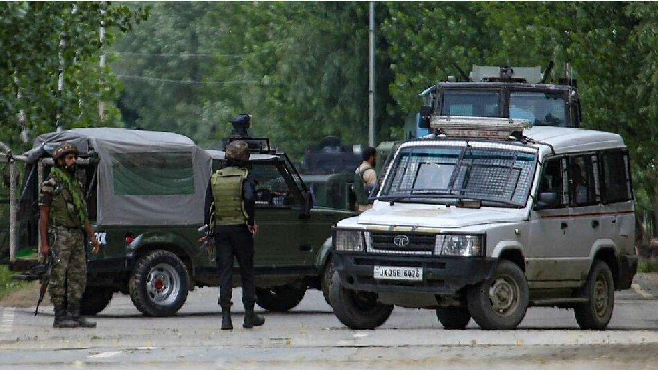 Terrorists Attack: ఆర్మీ వాహనంపై  ఉగ్రదాడి..నలుగురు జవాన్ల వీరమరణం…