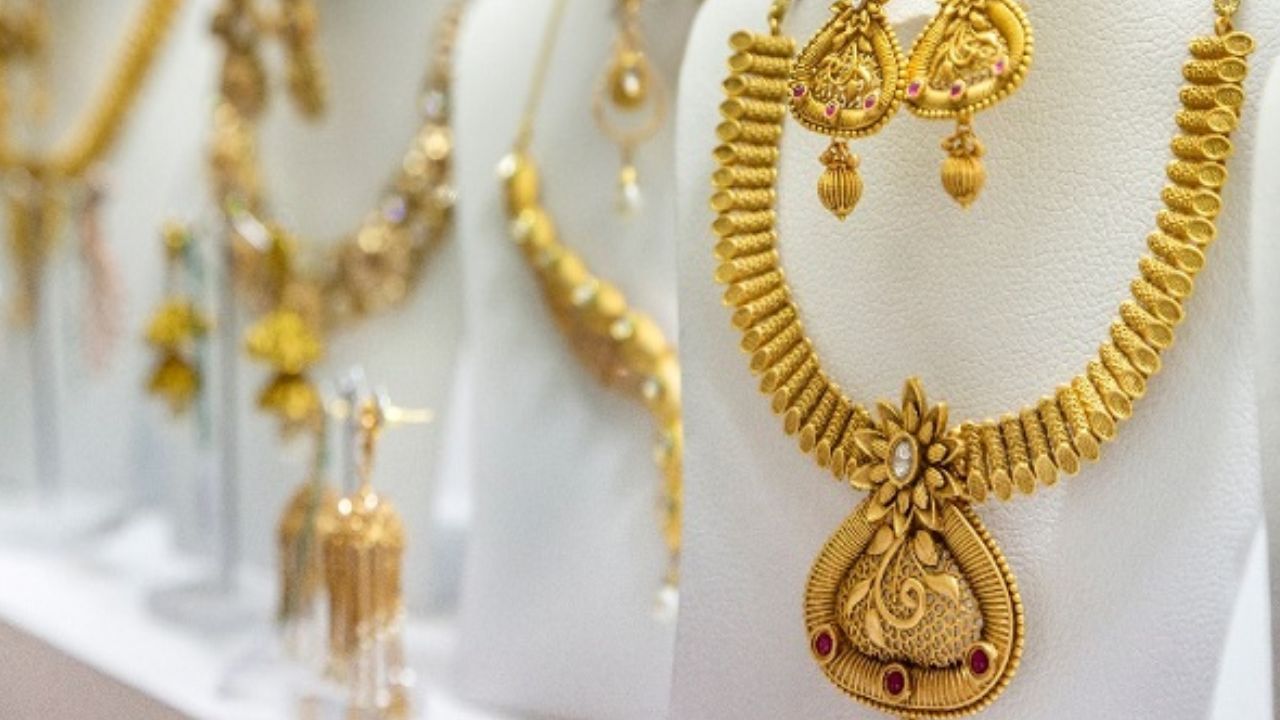 Gold Rate Today: బంగారం పెరుగుదలకు బ్రేక్.. భారీగా తగ్గిన వెండి ధర! హైదరాబాద్‌లో రేట్స్ ఎలా ఉన్నాయంటే?