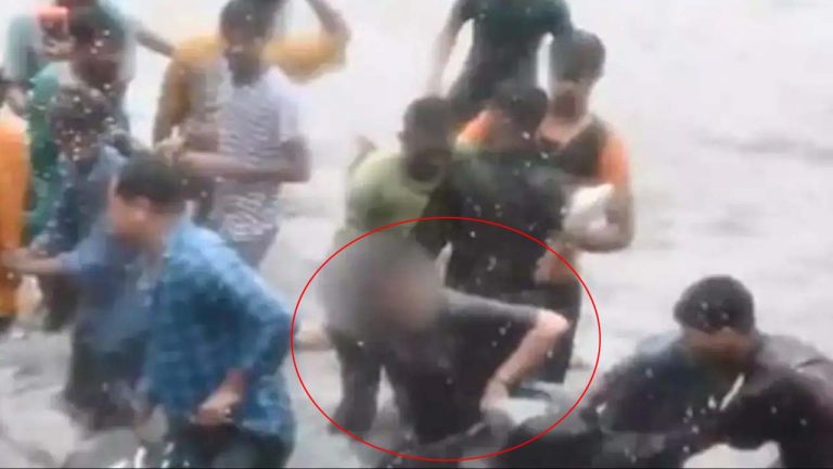 UP Video: అమానుషం.. బైక్‌పై వెళ్తున్న యువతిని టార్చర్ చేసిన పోకిరీలు