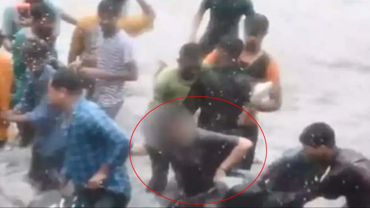 UP Video: అమానుషం.. బైక్‌పై వెళ్తున్న యువతిని టార్చర్ చేసిన పోకిరీలు