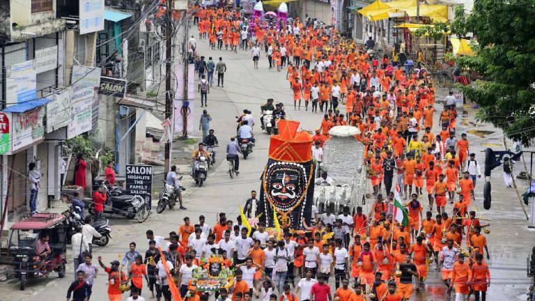 UTTAR PRADESH: రాజకీయ దుమారంగా మారిన “కన్వర్ యాత్ర” రూల్స్.. ‘‘యాంటీ ముస్లిం’’ అంటూ విమర్శలు..