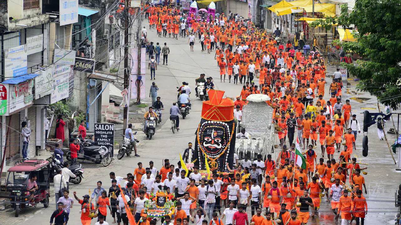 UTTAR PRADESH: రాజకీయ దుమారంగా మారిన “కన్వర్ యాత్ర” రూల్స్.. ‘‘యాంటీ ముస్లిం’’ అంటూ విమర్శలు..