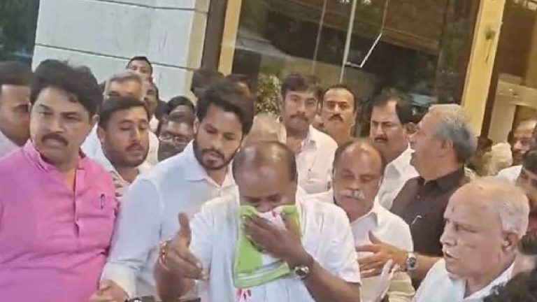 VIDEO: కుమారస్వామి ముక్కు నుంచి తీవ్ర రక్తస్రావం.. మీడియాతో సమావేశంలో ఘటన..