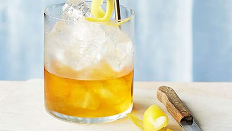 Whiskey And Mineral Water: విస్కీని మినరల్ వాటర్ తో కలిపి తాగుతున్నారా.. జాగ్రత్త సుమీ..