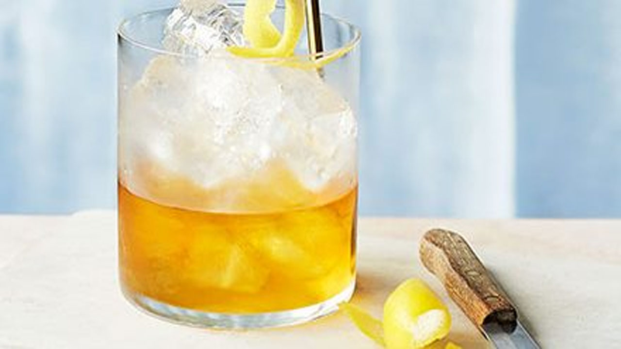 Whiskey And Mineral Water: విస్కీని మినరల్ వాటర్ తో కలిపి తాగుతున్నారా.. జాగ్రత్త సుమీ..